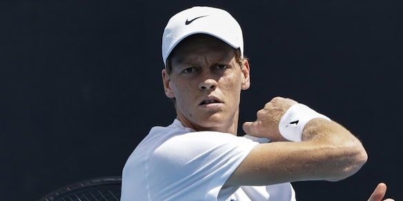 Sinner vince il match pre Australian Open: Tsitsipas battuto Rivivi la diretta