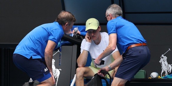 Cosa ha avuto Sinner, le cause del malore e la spiegazione del medico: "Sono sorpreso..."