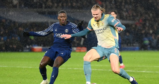 Noel Gallagher veste il Manchester City: la maglia speciale degli Oasis contro il Psg