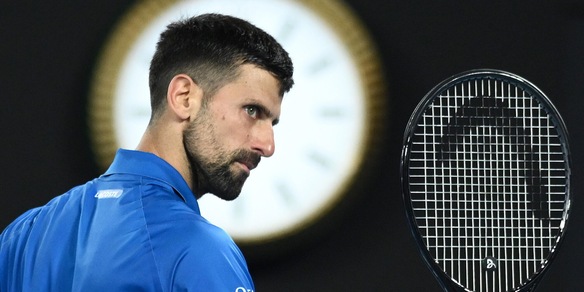Djokovic non si allena, la stampa australiana lo attacca: “Strani infortuni…”