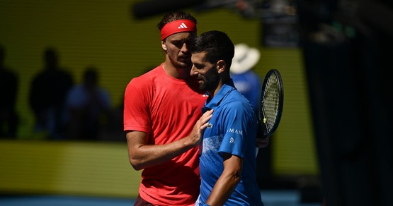 Djokovic perde il primo set e si ritira: Zverev è il primo finalista degli Australian Open