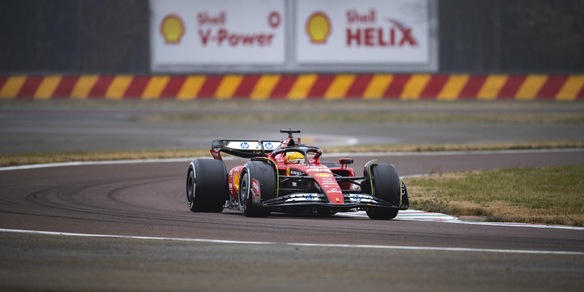 Hamilton, primo incidente a Barcellona con la Ferrari: perde il controllo e va a muro