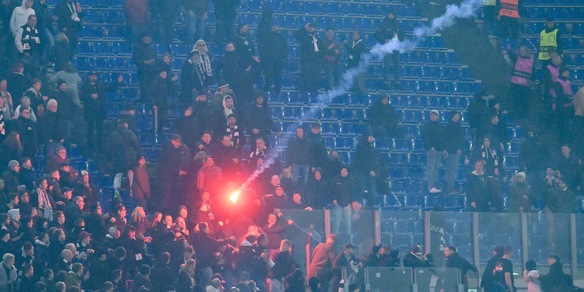 Paura all'Olimpico, lancio di petardi tra tifosi dell'Eintracht e quelli della Roma