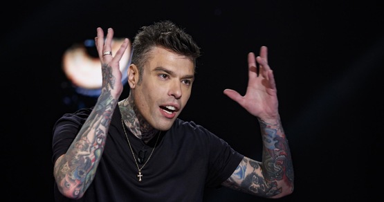 Fedez potrebbe ritirarsi da Sanremo 2025, cosa sta succedendo dietro le quinte