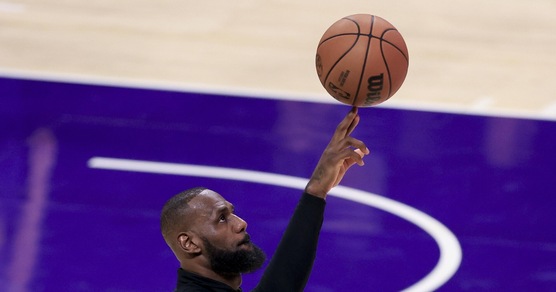 Nba, LeBron scrive la storia e fa vincere i Lakers. Dallas stende Boston