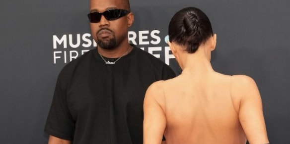 Bianca Censori, le foto nuda e le parole di Kanye West che preoccupano: “Ho il dominio su di lei”