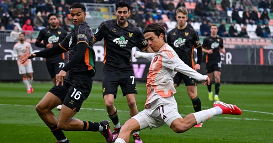 La Roma vince anche a Venezia: sotto al diluvio decide Dybala su rigore