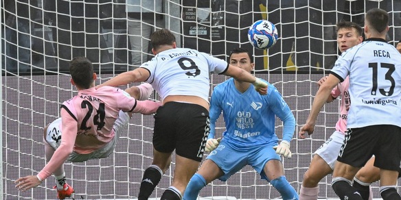 Serie B: il Palermo fa harakiri e pareggia a La Spezia, vincono Cremonese e Cesena