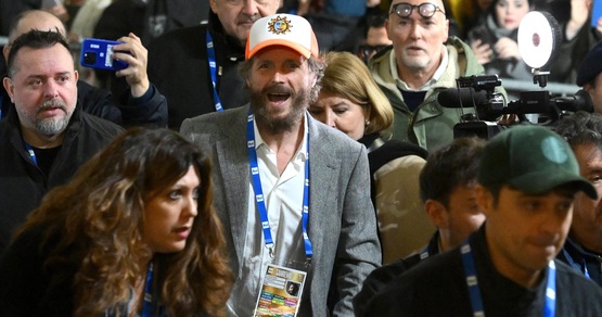 Delirio a Sanremo: Jovanotti arriva all'Ariston e il pubblico lo accoglie così