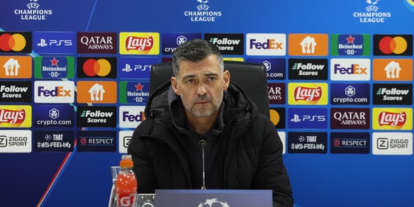 Conceicao stupisce tutti in conferenza: risponde a una domanda e poi fa qualcosa di inaspettato