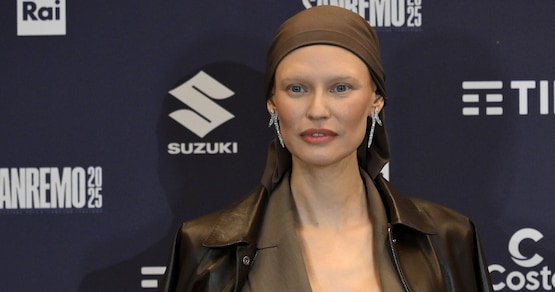 La frase di Bianca Balti: “Qui per celebrare la vita”. La reazione della sala stampa di Sanremo