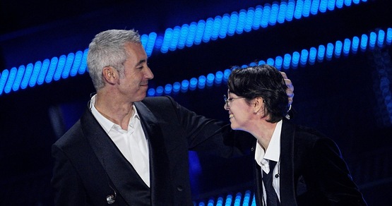 Pagelle Sanremo quarta serata cover e duetti: Paolo Kessisoglu e la figlia, bellezza senza voto