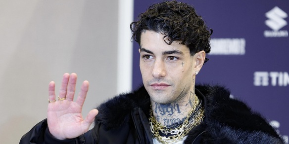 Sanremo, Tony Effe denunciato dal Codacons per la collana: la risposta del rapper