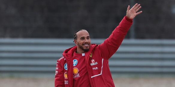 Hamilton in pista con la Ferrari: "Sono fiero. Leclerc? Sto imparando che..."