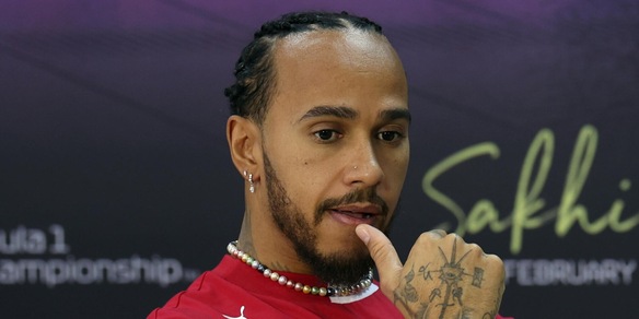 La frase di Hamilton dopo i test con la Ferrari: "Continuo a non essere un fan..."