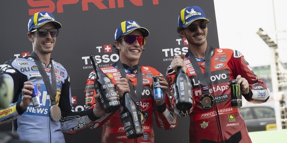 MotoGp, che siparietto tra Bagnaia e i fratelli Marquez prima di salire sul podio: cosa si sono detti