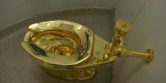 Fotografa il water d'oro da 6 milioni di euro e poi lo ruba in 5 minuti: inizia il processo
