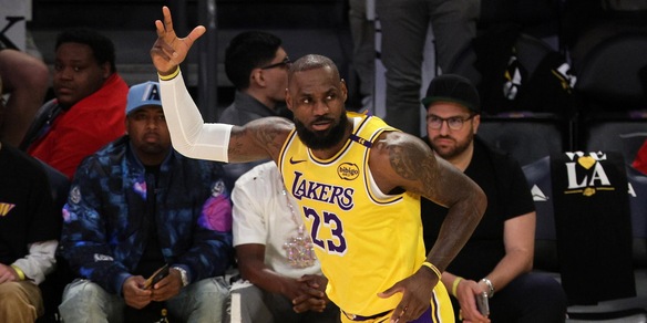 Nba, LeBron James decisivo sulla sirena: i Lakers tornano alla vittoria in trasferta