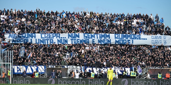 "Napoli unita": bellissimo striscione nel Settore Ospiti a Venezia dopo il terremoto