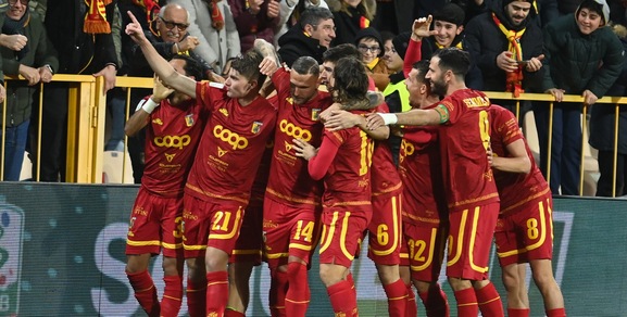 Catanzaro show nel derby: poker contro il Cosenza. Il Pisa torna a vincere