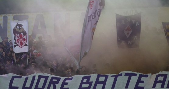 Fiorentina multata dal giudice sportivo: cori beceri e coreografia contro la Juve