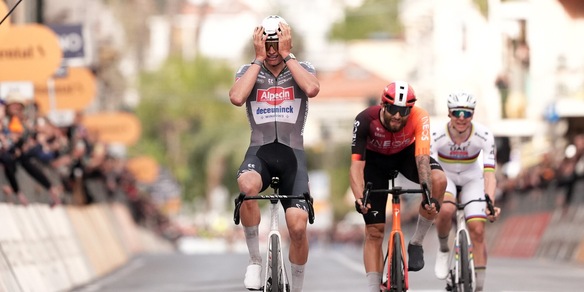 Van der Poel vince ancora la Milano-Sanremo: Ganna e Pogacar battuti in volata