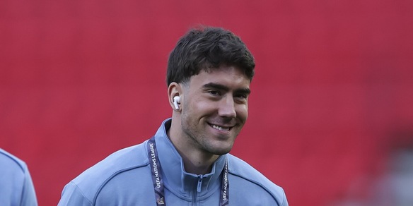 Vlahovic segna e ride dopo il gol con la Serbia e l'esonero di Thiago Motta: "Sono felice"