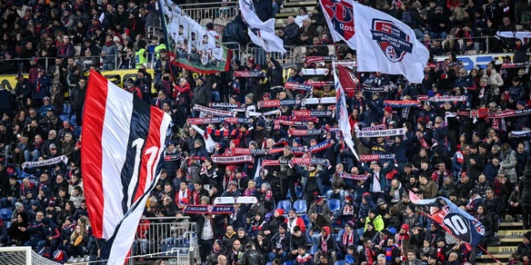 Il Cagliari omaggia Gigi Riva: la coreografia speciale con le bandiere dei 4 Mori