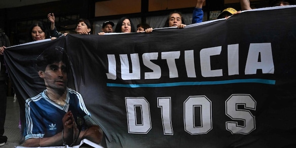 Processo Maradona, trasmesso il video dell'autopsia: "Dodici ore di agonia"