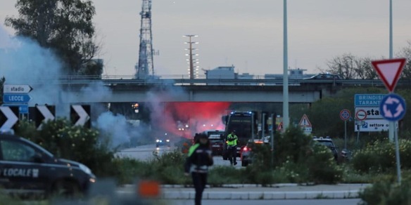 Tensione prima di Lecce-Roma, scontri tra tifosi e poliziotti