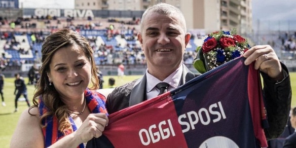 Cagliari, due tifosi si sposano e subito dopo vanno allo stadio: regalo speciale dal club