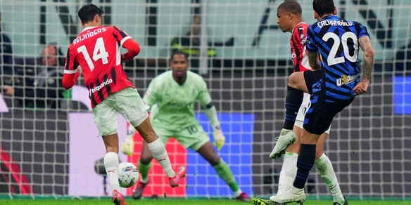 Calhanoglu risponde ad Abraham: il primo round tra Milan e Inter finisce pari. Rivivi la diretta