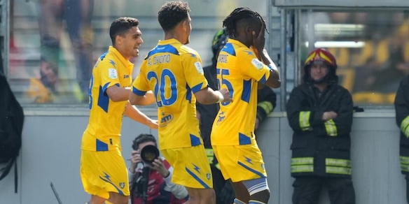 Serie B, il Frosinone acciuffa il Cosenza al 97'. Salernitana ancora ko, la Juve Stabia vince il derby
