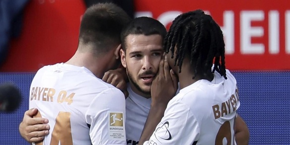 Bundesliga, Buendia lancia il Leverkusen all'ultimo respiro. Crollo Eintracht a Brema