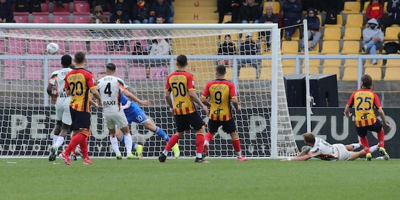 Baschirotto risponde all'autogol di Gallo: Lecce e Venezia non vanno oltre il pari