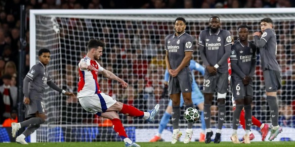 Rice sfida le leggi della fisica su punizione: l'Arsenal travolge il Real, per Ancelotti ora è durissima