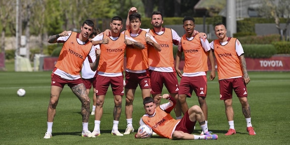 Roma, tifosi entusiasti per l'allenamento al Tre Fontane: è sold out