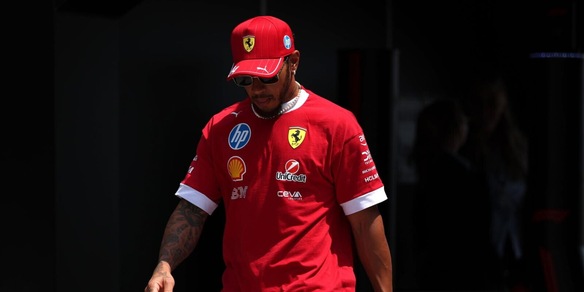Hamilton e la Ferrari, storia di un rapporto che ancora deve ingranare. E quel paragone con Cristiano...