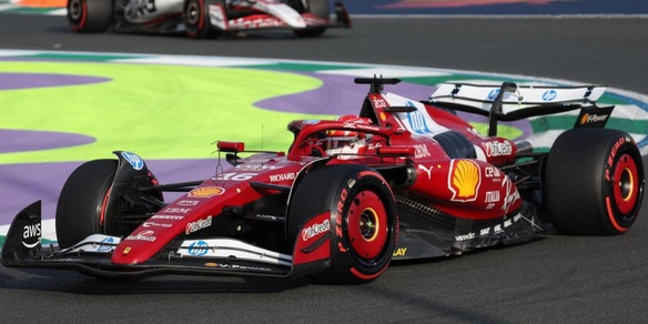 Formula 1, primo podio stagionale della Ferrari con Leclerc nel Gp dell'Arabia Saudita, settimo Hamilton