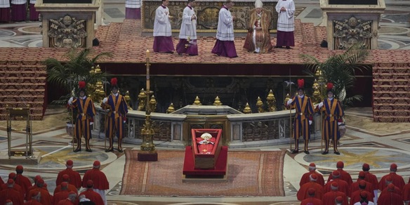 Il feretro di Papa Francesco entra a San Pietro: l'abbraccio di cardinali e fedeli