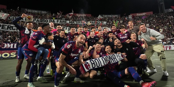 Bologna, è festa grande con i tifosi in campo: tutti in delirio per la finale