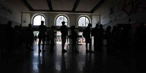 Black out Spagna, l’incredibile teoria: “Un raro fenomeno atmosferico”