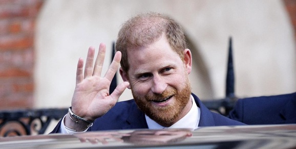 Harry e le parole che terrorizzano gli inglesi su Re Carlo: "Non so quanto gli resti". William e Kate furiosi