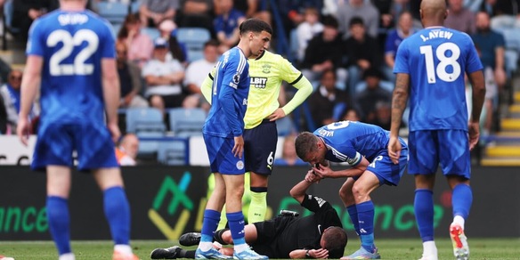 Incredibile in Premier League: gomitata fortuita all'arbitro Webb, Vardy fischia e interrompe il gioco