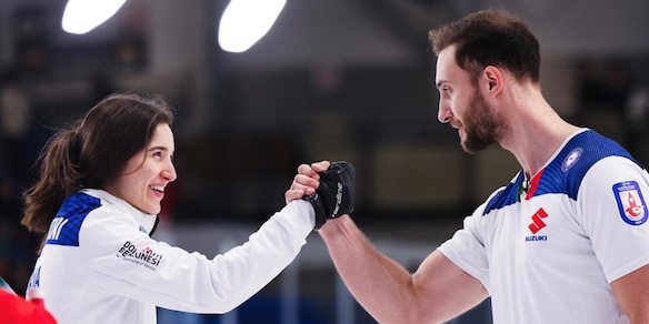 Olimpiadi Milano-Cortina, l’Italia oggi già in campo con il curling: a che ora e dove vederla in tv
