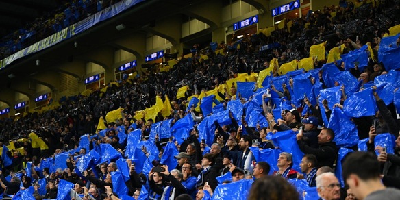 Festa Inter a Milano: tifosi in piazza Duomo acclamano Acerbi e Frattesi fino a notte fonda