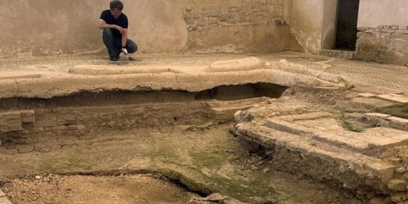 Scoperto un grande manufatto metallico antichissimo: “È davvero raro…”