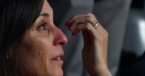 Flavia Pennetta scoppia in lacrime per l'addio di Fognini, le immagini commuovono tutti