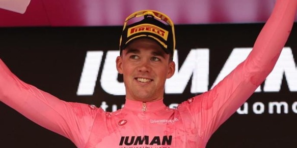 Giro d’Italia, per Mads Pedersen tappa e prima maglia rosa. Battuti Van Aert e Aular
