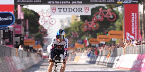 Giro d’Italia, seconda tappa a Joshua Tarling e Primoz Roglic nuova maglia rosa